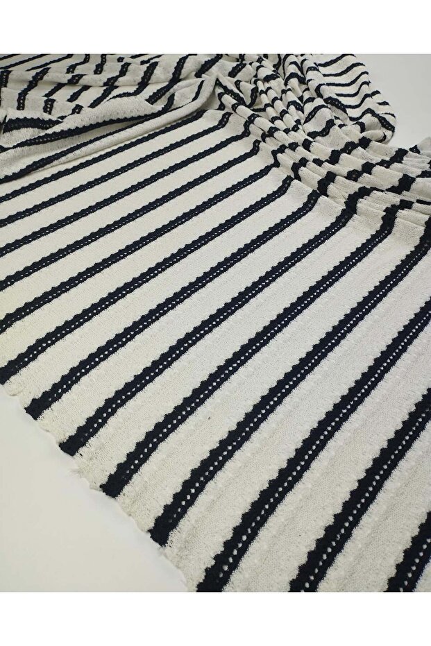 Black and White Knitted Fabric 150X230Cm