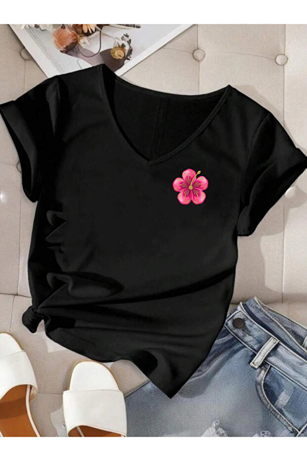 تيشيرت نسائي أساسي بأكمام قصيرة وياقة على شكل حرف V مطبوع عليه HIBISCUS