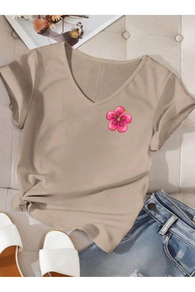 تيشيرت نسائي أساسي بأكمام قصيرة وياقة على شكل حرف V مطبوع عليه HIBISCUS