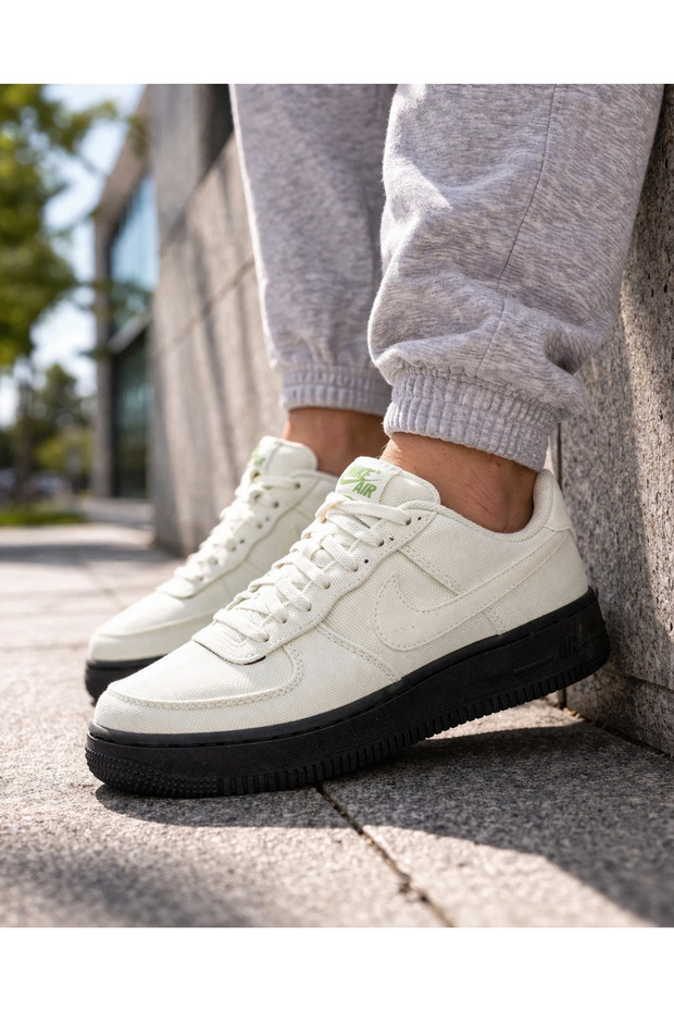حذاء رياضي كاجوال من Air Force 1 Lv8