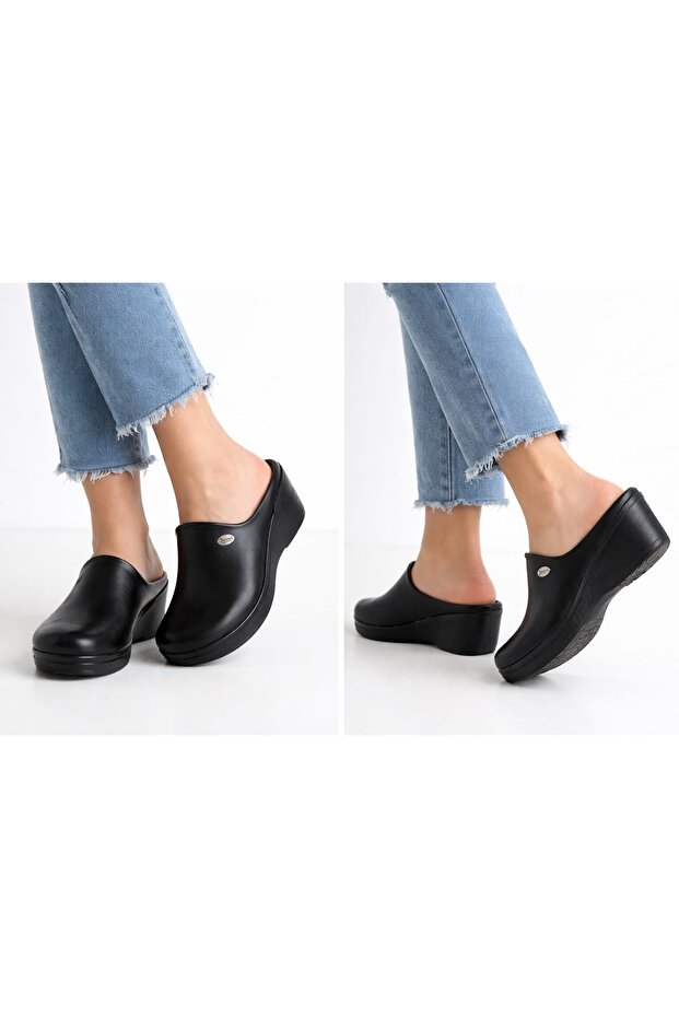 Women's Black Padded Sole Closed Front Winter Slippers