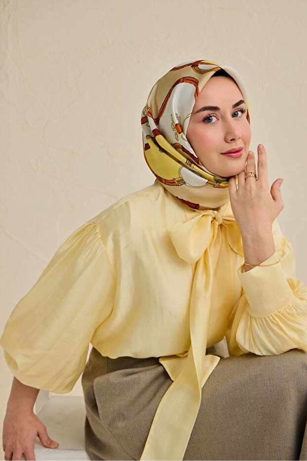 وشاح حرير تويلي بنمط حزام أصفر 90x90