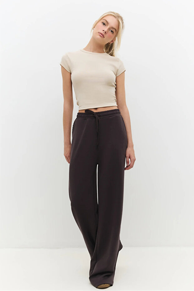 Wide-Legged Sweatpants with Elastic Waistband and Laces