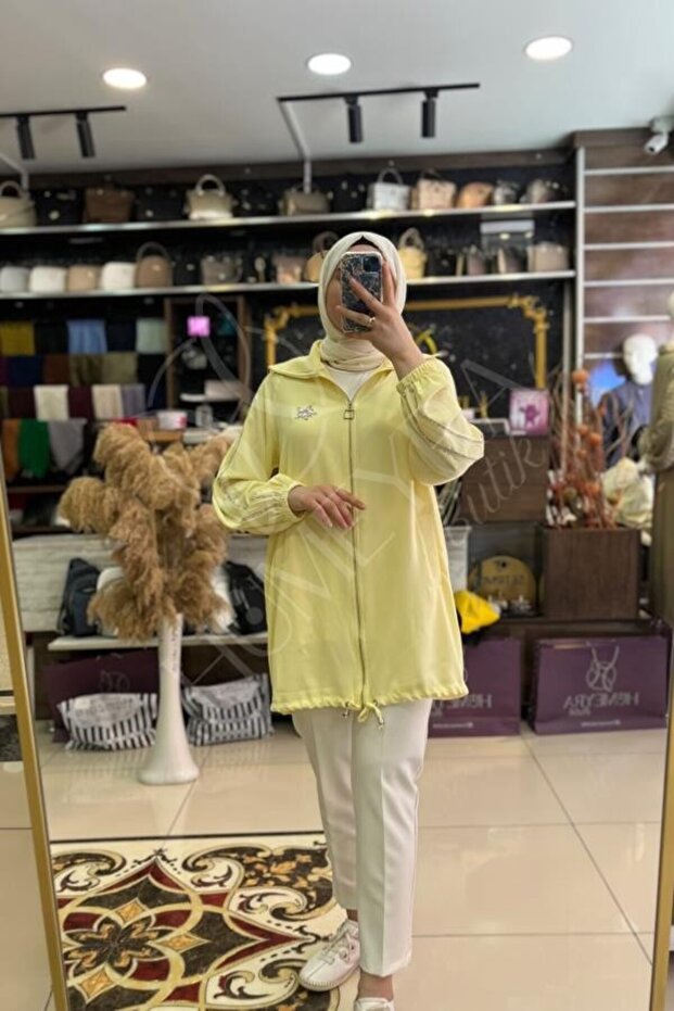 قبعة مفصلة بالحجر