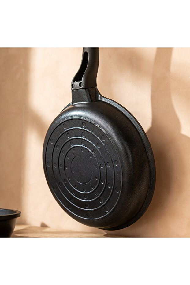 طقم مقلاة من الألومنيوم المصبوب باللون الأسود مكون من 3 قطع