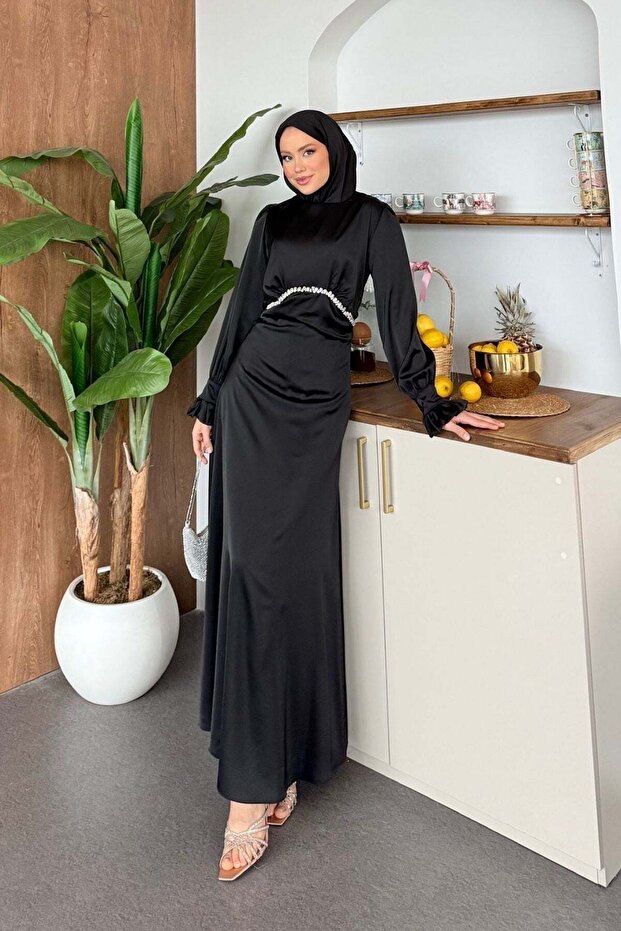 فستان سهرة مرصع بالأحجار باللون الأسود