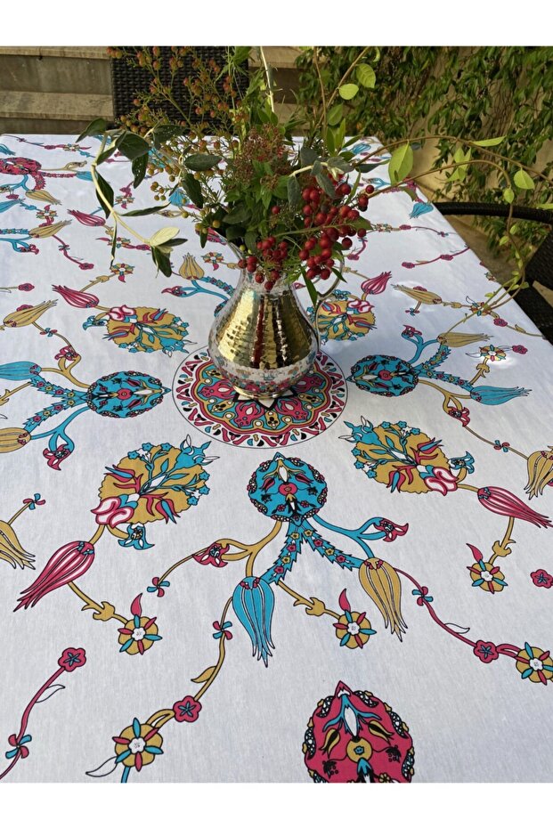مفرش طاولة مستطيل منقوش باللون الأبيض - 1