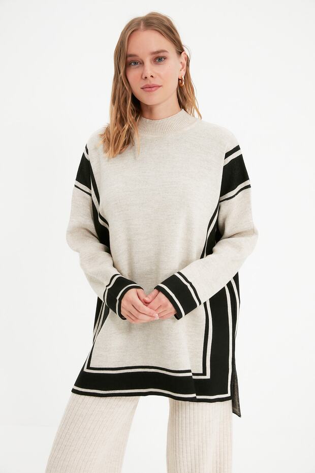 Sweter z dzianiny w paski z wysokim kołnierzem TCTAW22AK0163 - 4