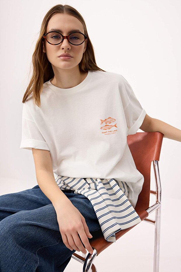 Trendyolmilla  Ekru Baskılı Oversize Bisiklet Yaka Düşük Kol Kısa Uzun %100 Pamuk Örme T-Shirt TWOSS26TS00211 - Görsel 2