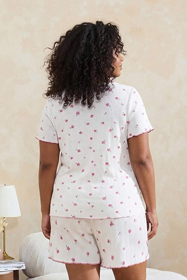 Beyaz-Pembe Çiçek Desenli Kurdeleli Kaşkorse Büyük Beden Pijama Takımı TBBSS26AI00020 - 3