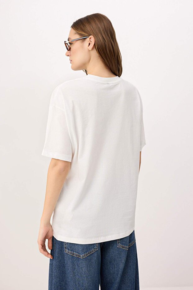 Ekru Baskılı Oversize Bisiklet Yaka Düşük Kol Kısa Uzun %100 Pamuk Örme T-Shirt TWOSS26TS00211 - 4