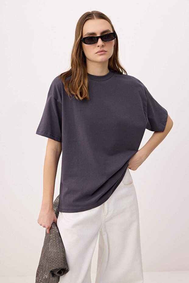 Trendyolmilla  Antrasit Baskılı Oversize/Geniş Kalıp Kısa Kollu Tok %100 Pamuk Örme T-Shirt TWOSS26TS00180 - Görsel 3