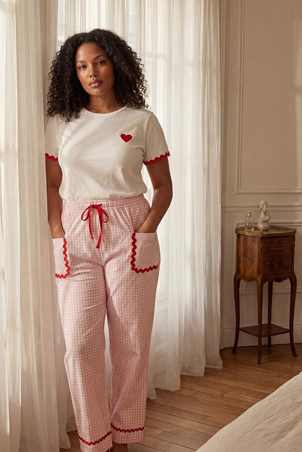 Beyaz-Pembe Ekoseli Kalpli Şerit Detaylı Örme Pijama Takımı TBBSS26AI00071 - 1