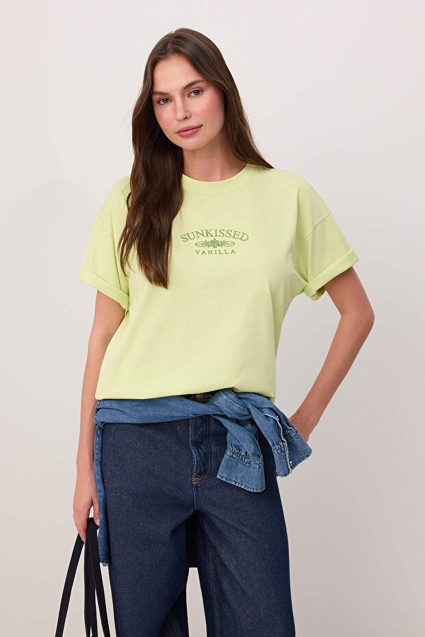 Trendyolmilla  Lime Slogan Oversize Bisiklet Yaka Düşük Kol Kısa Uzun %100 Pamuk Örme T-Shirt TWOSS26TS00201 - Görsel 2