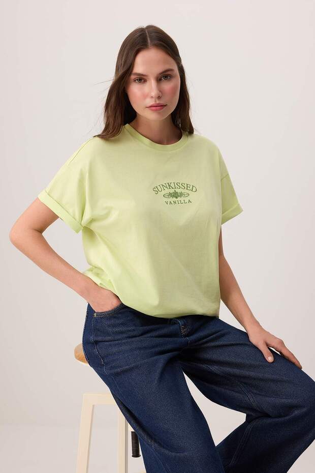 Trendyolmilla  Lime Slogan Oversize Bisiklet Yaka Düşük Kol Kısa Uzun %100 Pamuk Örme T-Shirt TWOSS26TS00201 - Görsel 3