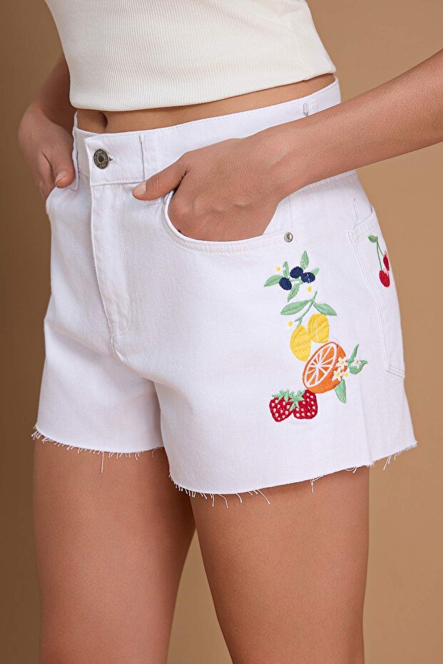 Beyaz Denim Süper Mini Nakışlı 100% Pamuk Plaj Şort TBESS26SR00006 - 6