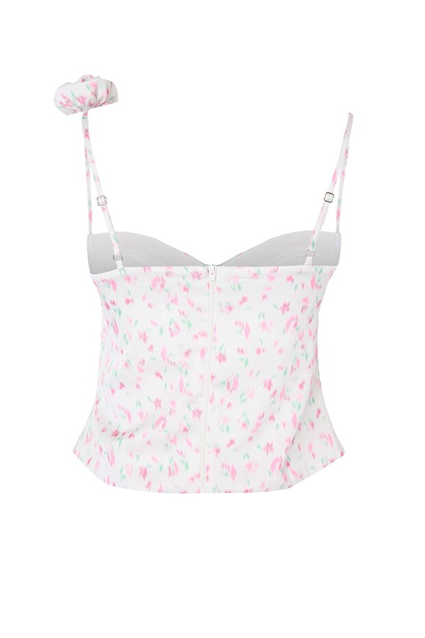 Limited Edition Beyaz Çiçekli Kalp Yaka Çiçek Aksesuarlı Dokuma Saten Bluz TPRSS26BZ00066 - 8