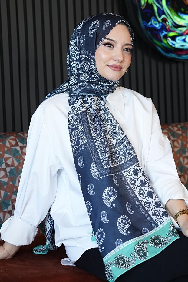 شال قطني باللون الأزرق الداكن - نمط بيزلي