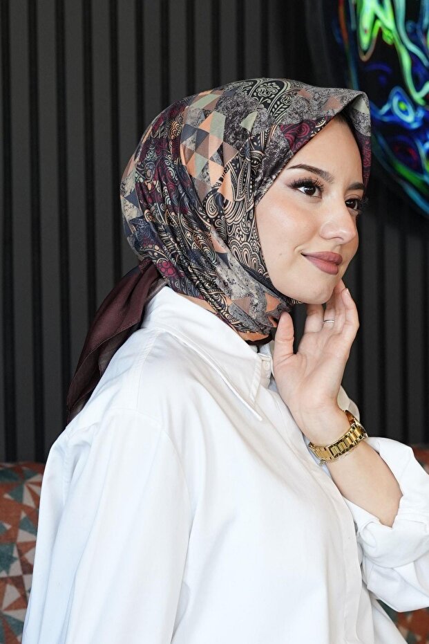 وشاح قطني بنقشة زخارف ملتفة، باللون العنابي