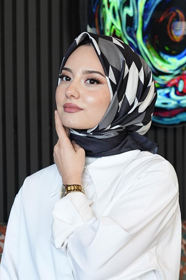 وشاح قطني بنقشة هندسية، باللون الأسود والأبيض - 1