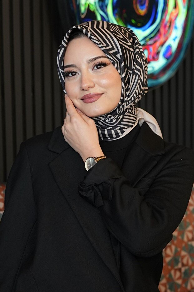 وشاح قطني بنقشة هندسية، باللون الأسود - 2