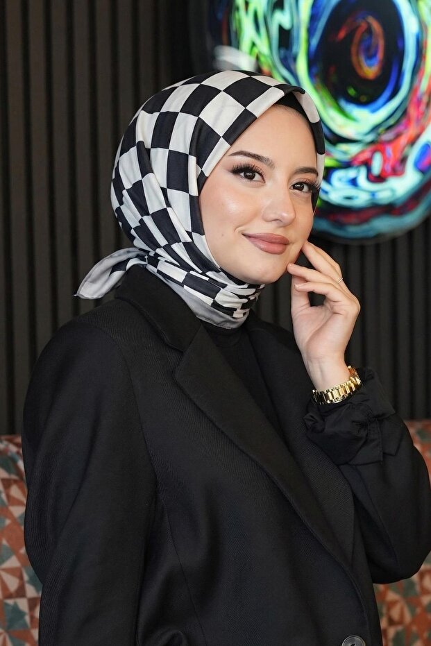 وشاح قطني بنقشة مربعات بالأبيض والأسود