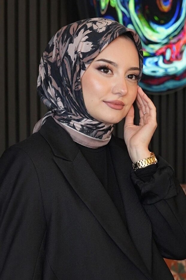 وشاح قطني ناعم أسود بنمط زهرة الزنبق