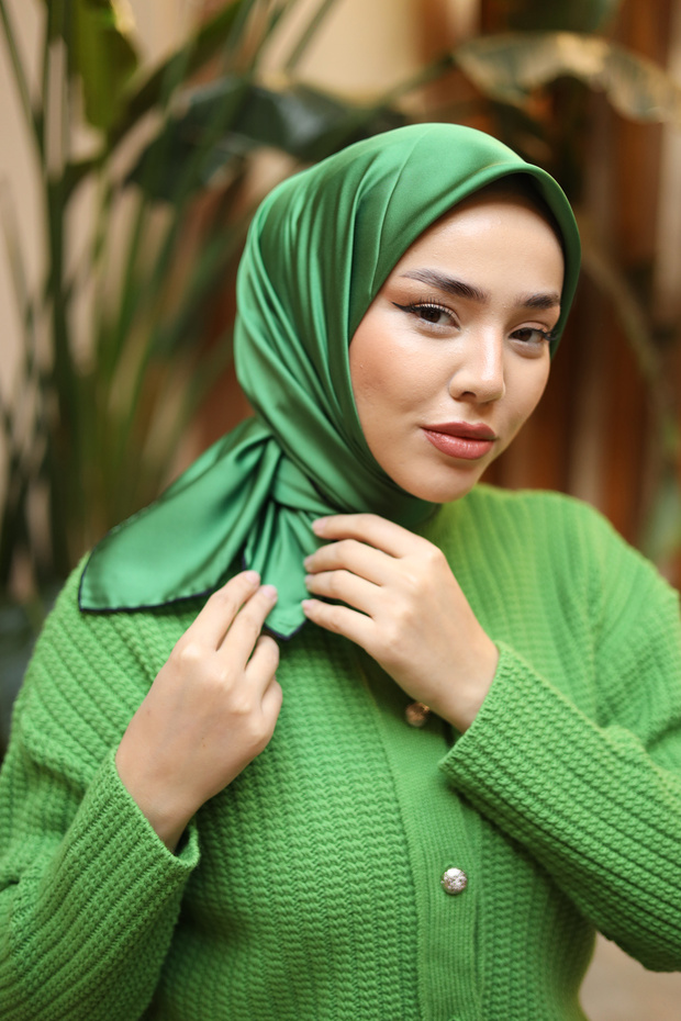 وشاح من الساتان الصغير العادي 28013-14