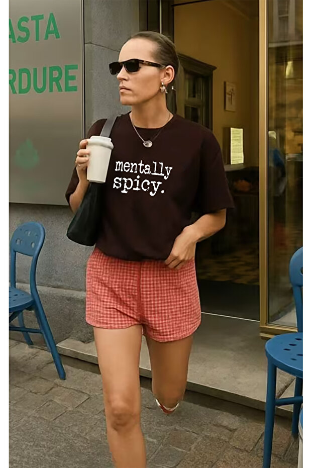 تي شيرت أساسي بأكمام قصيرة وياقة دائرية مطبوع عليه SPICY MENTALLY