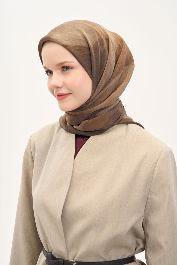 وشاح أوليندا من مزيج الحرير بنمط تجريدي بني 90x90