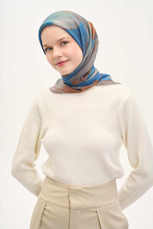 وشاح أوليندا من مزيج الحرير بنمط تجريدي باللون الرمادي 90x90