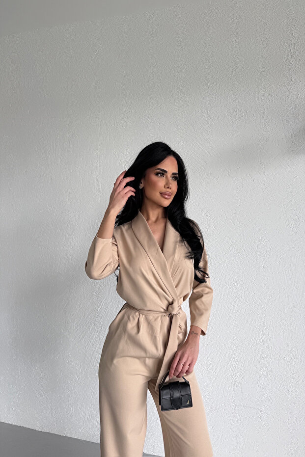 بدلة كروفايز بياقة وحزام