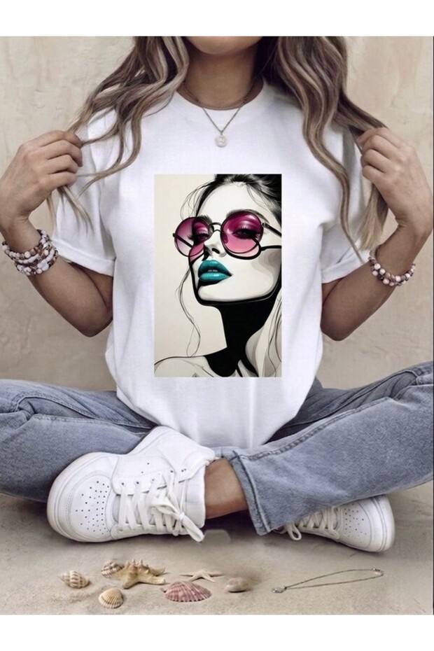 تي شيرت نسائي أبيض مطبوع عليه فن البوب بتصميم كبير الحجم