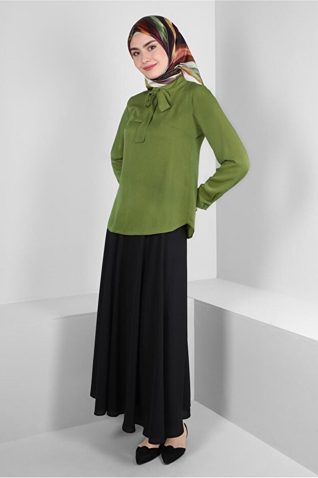 بلوزة بياقة فولار 43670