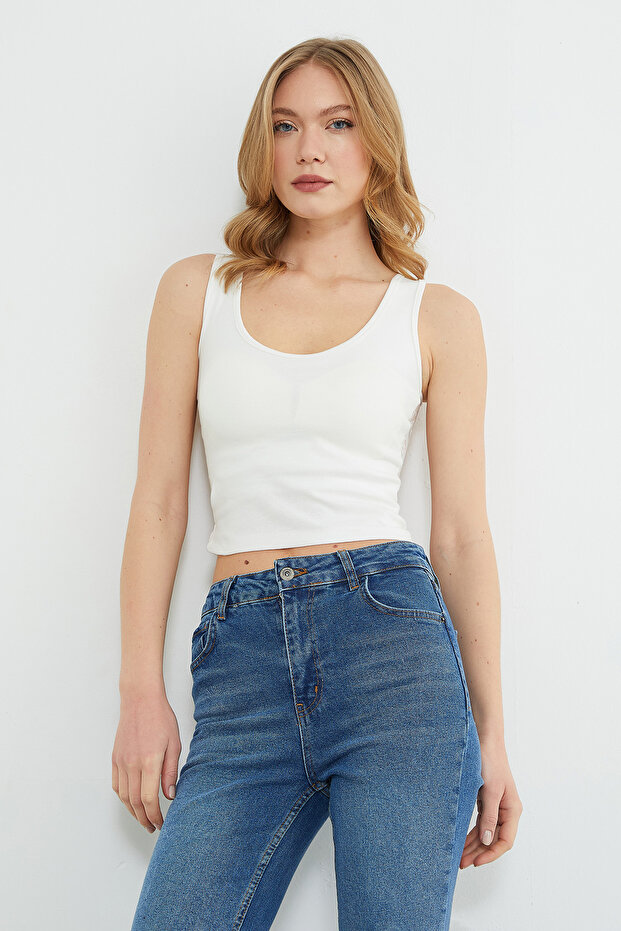 بلوزة شفافة مغطاة من الخلف بالدانتيل