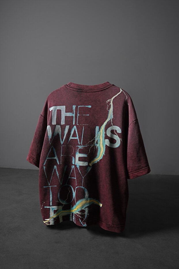 تيشيرت رجالي باللون الأحمر الداكن The Walls Box Fit بتأثير الغسيل