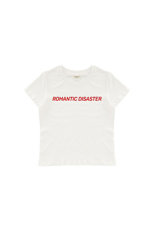 تي شيرت قصير مطبوع عليه Romantic Disaster