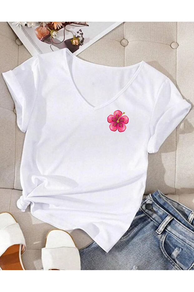 تيشيرت نسائي أساسي بأكمام قصيرة وياقة على شكل حرف V مطبوع عليه HIBISCUS
