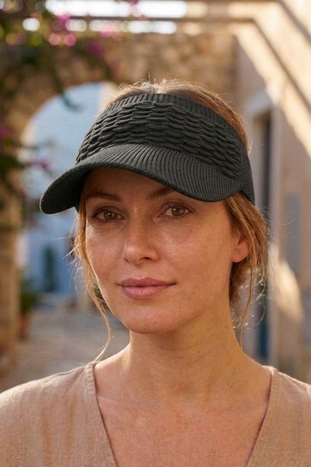 قبعة نسائية مرنة بنقش بارز
