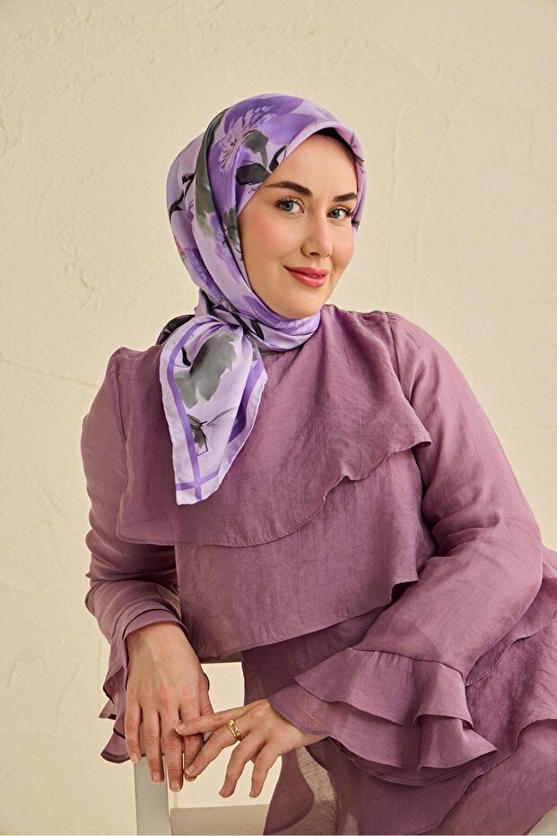 وشاح حرير تويل بنقشة زهور ناعمة باللون الأرجواني الفاتح 90x90