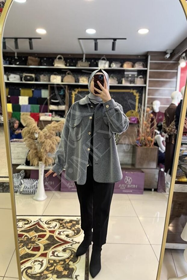 سترة بجيب وأزرار