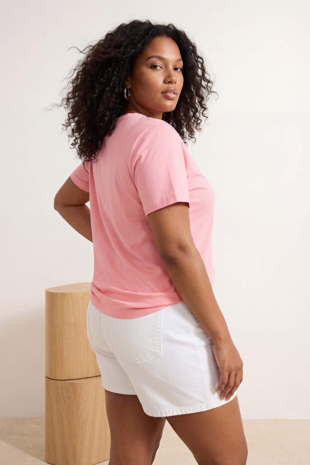 Pembe Bisiklet Yaka Nakış Detaylı Regular Fit Büyük Beden T-shirt TBBSS26BF00032 - 3