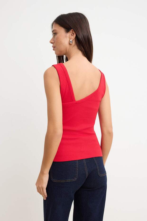Kırmızı Düz Fitted Asimetrik Yaka Kalın Askılı Kolsuz Fitilli Esnek Örme Atlet TWOSS26AL00068 - 4
