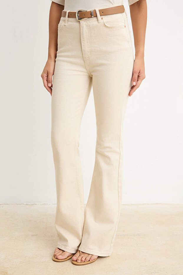 Beyaz Kemerli Yüksek Bel Az Esnek Flare İspanyol Paça Jeans TWOSS26JE00325 - 3