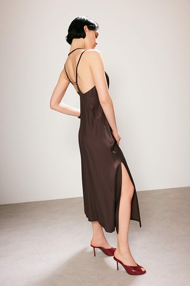 Trendyol Studio Kahverengi Saten Maxi Dokuma Elbise TWOSS26EL00386 - 2
