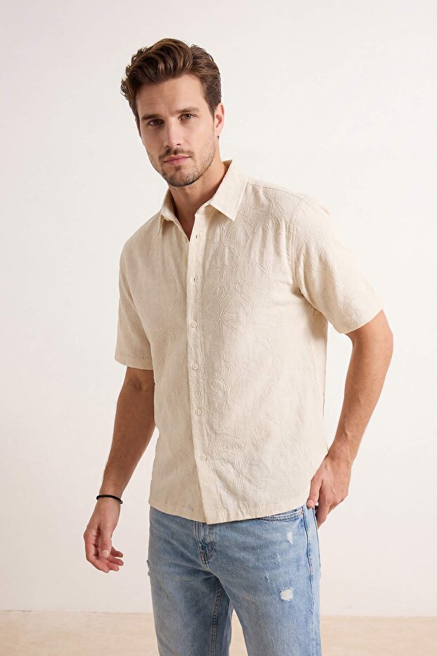 Bej Regular Fit İşlemeli Nakışlı Yazlık Erkek Gömlek TMNSS25GO00081 - 1