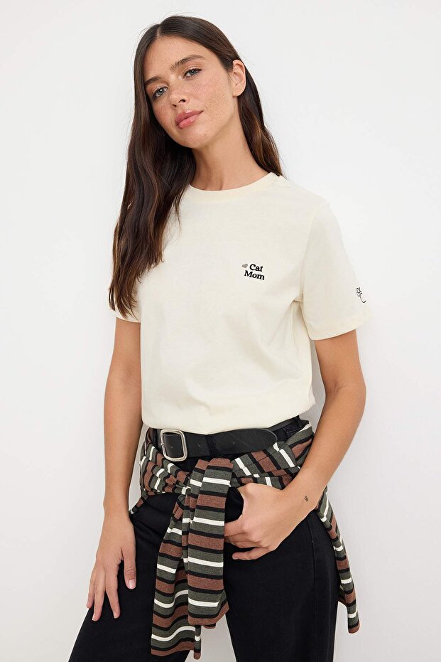 Ekru Cat Mom Grafikli Nakışlı Regular/Normal Kalıp Tok %100 Pamuk Örme T-Shirt TWOSS26TS00144 - 2