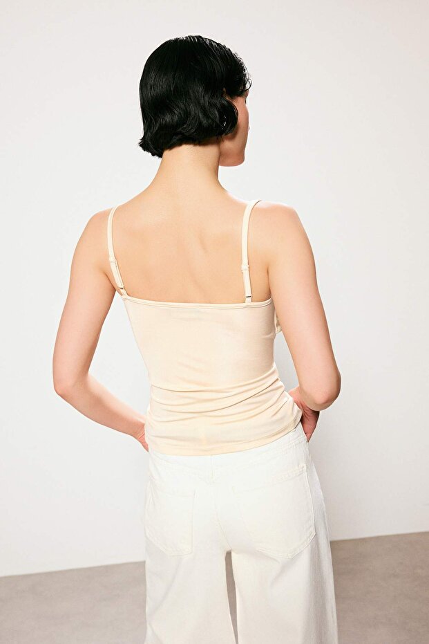 Trendyol Studio Ekru Düz Fitted Straplez Kolsuz Esnek Örme Bluz TWOSS26BZ00579 - 4