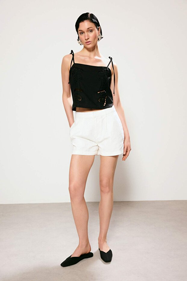 Trendyol Studio Collection Beyaz Pileli Mini Yırtmaçlı Denim Şort TWOSS26SR00062 - 2