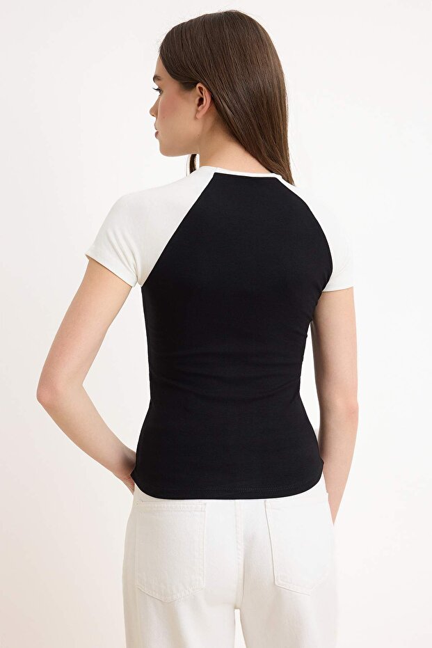 Siyah Renk Bloklu Regular/Normal Kalıp Kısa Kollu %100 Pamuk Örme t-shirt TWOSS26TS00275 - 4